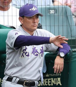 英明対花巻東　6回表、戦況を見守る花巻東･佐々木洋監督(撮影･河田真司)