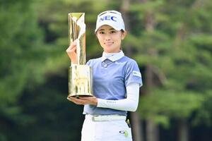 優勝トロフィーを手に記念撮影する安田祐香(撮影･滝沢徹郎)