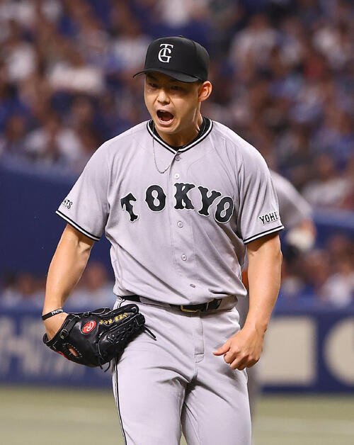 中日対巨人　1回裏中日2死一、二塁、石川昂弥から三振を奪った小笠原慎之介は雄たけびを上げる(撮影･上田博志)
