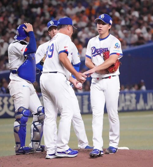 中日対巨人　8回表巨人1死二塁、橋本侑樹(右)はマウンドを降りる(撮影･森本幸一)