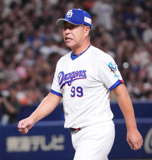 中日対巨人　8回表巨人1死二塁、投手交代を告げベンチへ戻る井上一樹監督(撮影･森本幸一)