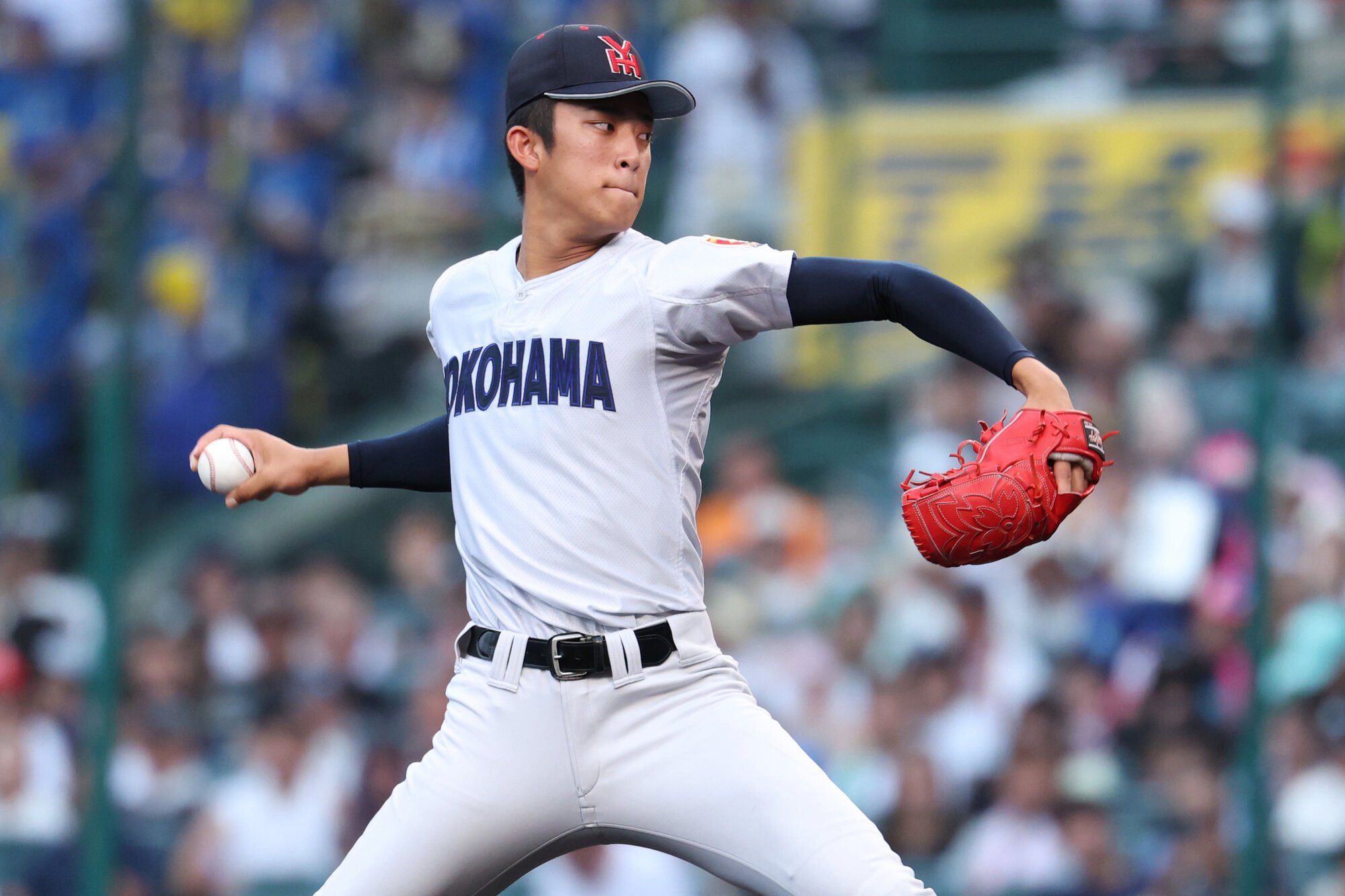 横浜―霞ケ浦　六回裏、マウンドに上がる横浜の織田=内田光撮影