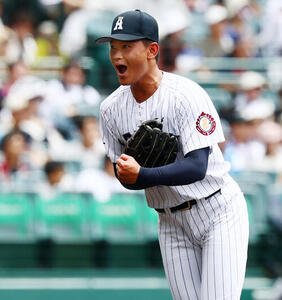 有明対東日本国際大昌平　7回裏東日本国際大昌平2死二塁、斉藤遼汰郎は小内壱晟を中飛に打ち取りガッツポーズを見せる(撮影･加藤哉)