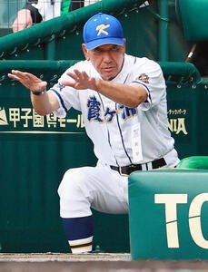 横浜対霞ケ浦　ベンチから指示を出す霞ケ浦の高橋祐二監督(撮影･上山淳一)