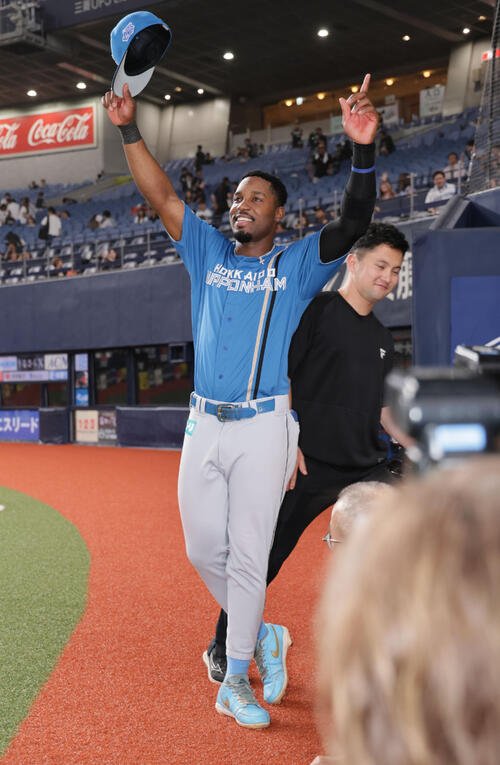オリックス対日本ハム　ヒーローインタビューを終えた日本ハムロドルフォ･カストロは、ファンの称賛に応える(撮影･宮崎幸一)