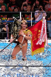 G1クライマックスを制し、優勝旗とトロフィーを手にする大岩陵平(撮影･江口和貴)