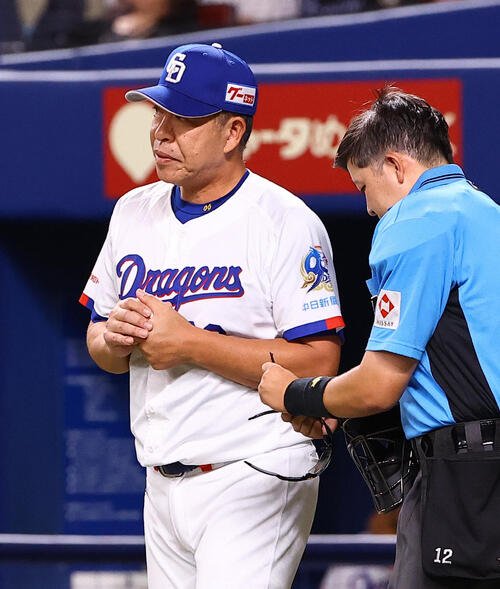中日対巨人　選手交代を告げる井上一樹監督(撮影･上田博志)