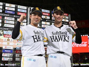 ソフトバンク対楽天　笑顔で撮影に応じる近藤健介(左)と庄子雄大(撮影･林敢治)