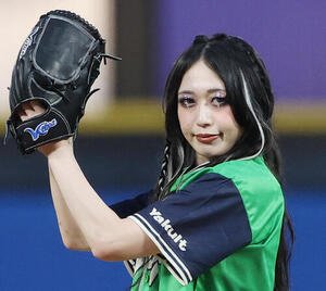 ヤクルト対DeNA　始球式を務める上谷沙弥(撮影･宮地輝)
