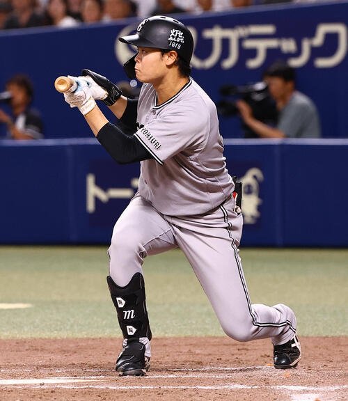 中日対巨人　8回表巨人無死一、二塁、バントの構えをする中山礼都(撮影･上田博志)