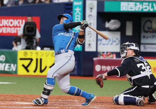 オリックス対日本ハム　8回表日本ハム無死一塁、代打今川優馬は2点本塁打を放つ(撮影･宮崎幸一)