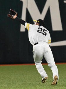 ソフトバンク対楽天　4回表楽天2死一、三塁、打者黒川史陽の遊飛を好捕する庄子雄大(撮影･林敢治)