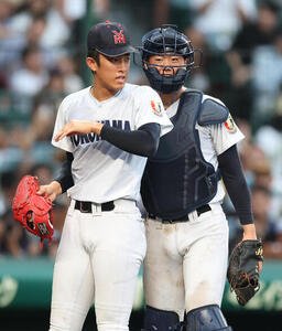 横浜対霞ケ浦　9回裏、最終打者を抑え霞ケ浦に勝利し、言葉を交わす横浜･織田翔希(左)と脇山魁音(撮影･河田真司)