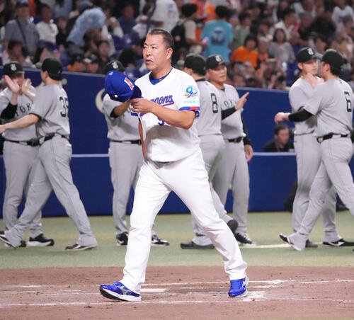 中日対巨人　試合終了、井上一樹監督(中央)はあいさつを終え引き揚げる(撮影･森本幸一)