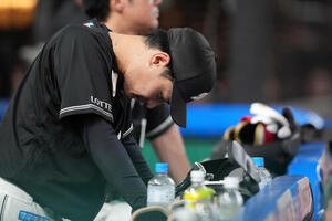 西武対ロッテ　2回4失点でマウンドを降りたロッテの先発毛利海大はベンチでがっくりと肩を落とす(撮影･たえ見朱実)