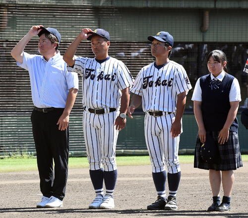 藤枝北対東海大静岡翔洋　スタンドにあいさつする東海大静岡翔洋･垂水監督(左から2人目)