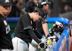 西武対ロッテ　ベンチでがっくりと肩を落とすロッテ先発の毛利海大(撮影･たえ見朱実)