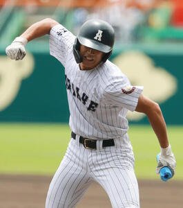 有明対東日本国際大昌平　8回表有明2死満塁、代打広沢遼太朗は逆転の2点適時打を放ちガッツポーズ(撮影･上山淳一)