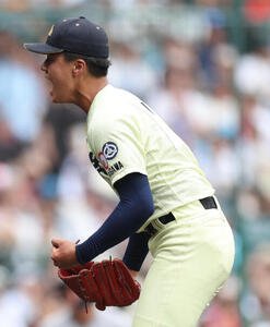 英明対花巻東　5回裏を抑えガッツぽーおずする英明･冨岡琥希(撮影･河田真司)