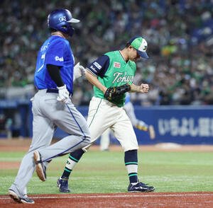 ヤクルト対DeNA 6回表DeNA2死二、三塁、林琢真を遊邪飛に打ち取りガッツポーズする石原勇輝(撮影･宮地輝)