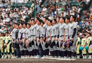 英明対花巻東　英明に勝利し、校歌斉唱する花巻東ナイン(撮影･上山淳一)
