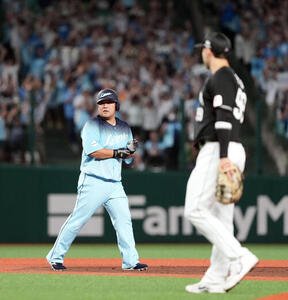 西武対ロッテ　5回裏西武2死一塁、中前に適時二塁打を放った中村剛也(撮影･たえ見朱実)