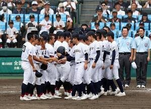 有明対東日本国際大昌平　初出場同士の対決を制してベスト8入りを決めた有明の選手たち(左)は、試合後に東日本国際大昌平の選手たちと握手を交わす