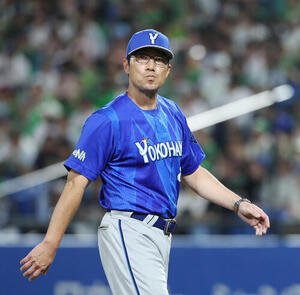 ヤクルト対DeNA 6回裏途中、投手交代を告げマウンドからベンチに下がるDeNA相川亮二監督(撮影･宮地輝)