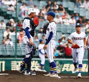 佐野日大対健大高崎　2回表佐野日大2死一、二塁、ピンチにマウンドに向かい大橋叡刀(右)に言葉を駆ける大岩翔斗捕手(撮影･加藤哉)