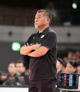 日本対韓国　指揮を執る桶谷大監督(撮影･小島史椰)
