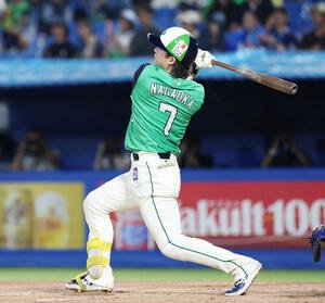 ヤクルト対DeNA 3回裏ヤクルト1死一塁、2点本塁打を放つ長岡秀樹(撮影･宮地輝)