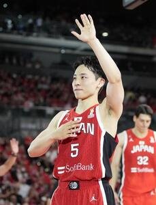 日本対韓国　韓国に勝利しスタンドに手を振る河村勇輝(撮影･小島史椰)