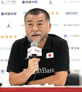 日本対韓国　韓国に勝利し囲み取材に応じる桶谷大監督(撮影･小島史椰)