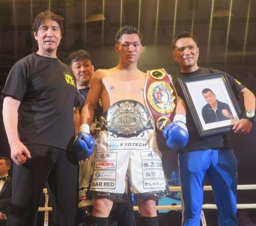 プロ5戦目でのタイトル初挑戦で、日本、WBOアジア･パシフィック･ミドル級統一王者となった川渕一統(中央)