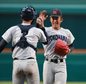 横浜対霞ケ浦　9回裏霞ケ浦2死、織田翔希は最終打者･代打小貫颯斗を空振り三振に仕留め捕手脇山魁音と笑顔でハイタッチ(撮影･上山淳一)
