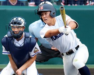 六回表横浜2死満塁、千島は右前に逆転の2点適時打を放つ