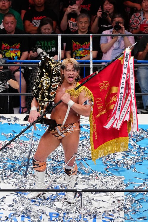 G1クライマックスを制し、優勝旗とトロフィーを手にする大岩陵平(2026年8月16日撮影)