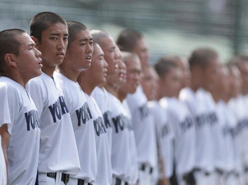 第108回全国高校野球選手権　甲子園球場での練習を終え整列する織田翔希(左から2人目)ら横浜の選手たち(2026年撮影)
