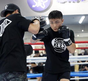 吉良大弥(右)は大里拓未トレーナーとミット打ちする(撮影･柴田隆二)
