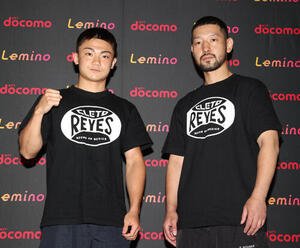 吉良大弥(左)は佐々木修平会長とポーズを決める(撮影･柴田隆二)