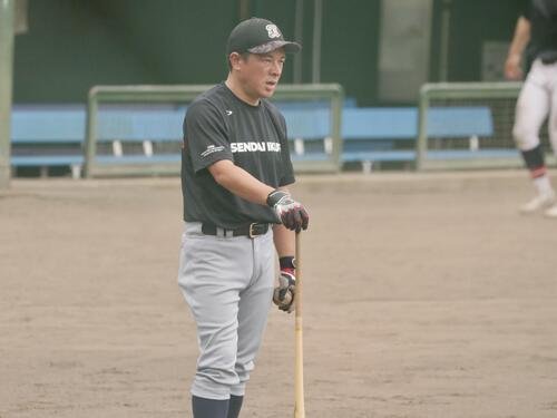ナインらに指示をだす仙台育英･須江航監督(撮影･高橋香奈)