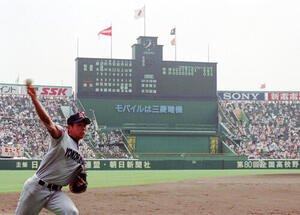 1998年8月21日、第80回全国高校野球選手権準決勝　横浜対明徳義塾　8回裏横浜の攻撃中に登板に備えブルペンで投球練習をする横浜･松坂