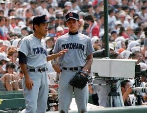 98年8月、第80回全国高校野球選手権大会準々決勝　横浜－PL学園戦で渡辺監督(左)の指示を聞く松坂