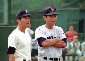 96年6月、練習試合で雑談する帝京の前田三夫監督(左)と横浜の渡辺元智監督