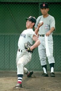 松坂大輔投手の投球練習を見守る横浜の渡辺元智監督＝1998年8月2日