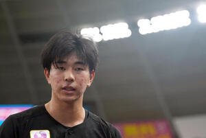 練習終了後、記者に囲まれるロッテ吉川悠斗(撮影･たえ見朱実)