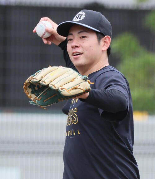 ノックを受ける阪神下村海翔(撮影･宮崎幸一)