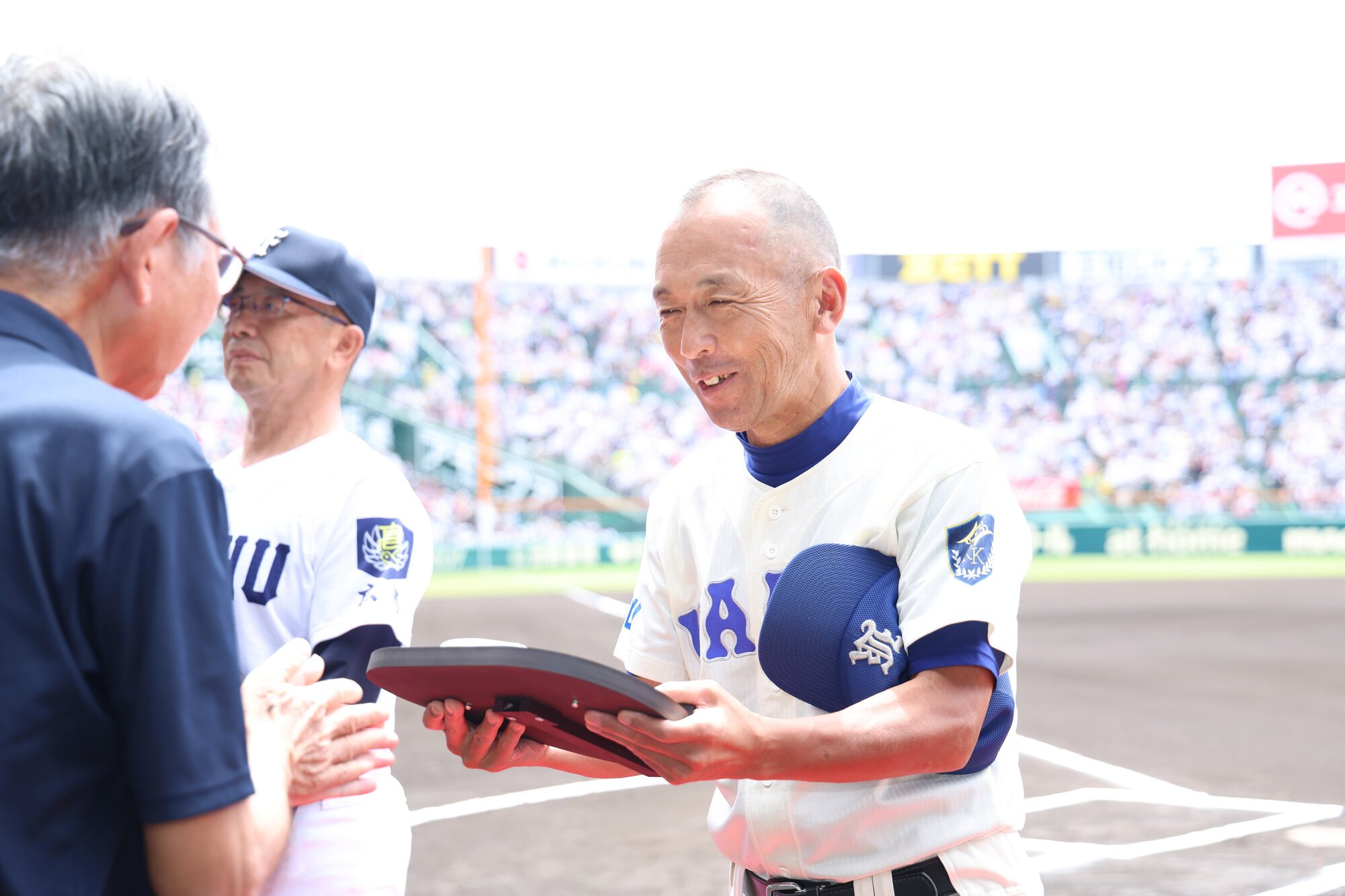 育成功労賞を受賞した柳本朋幸さん=2026年8月15日午前、阪神甲子園球場、伊藤進之介撮影