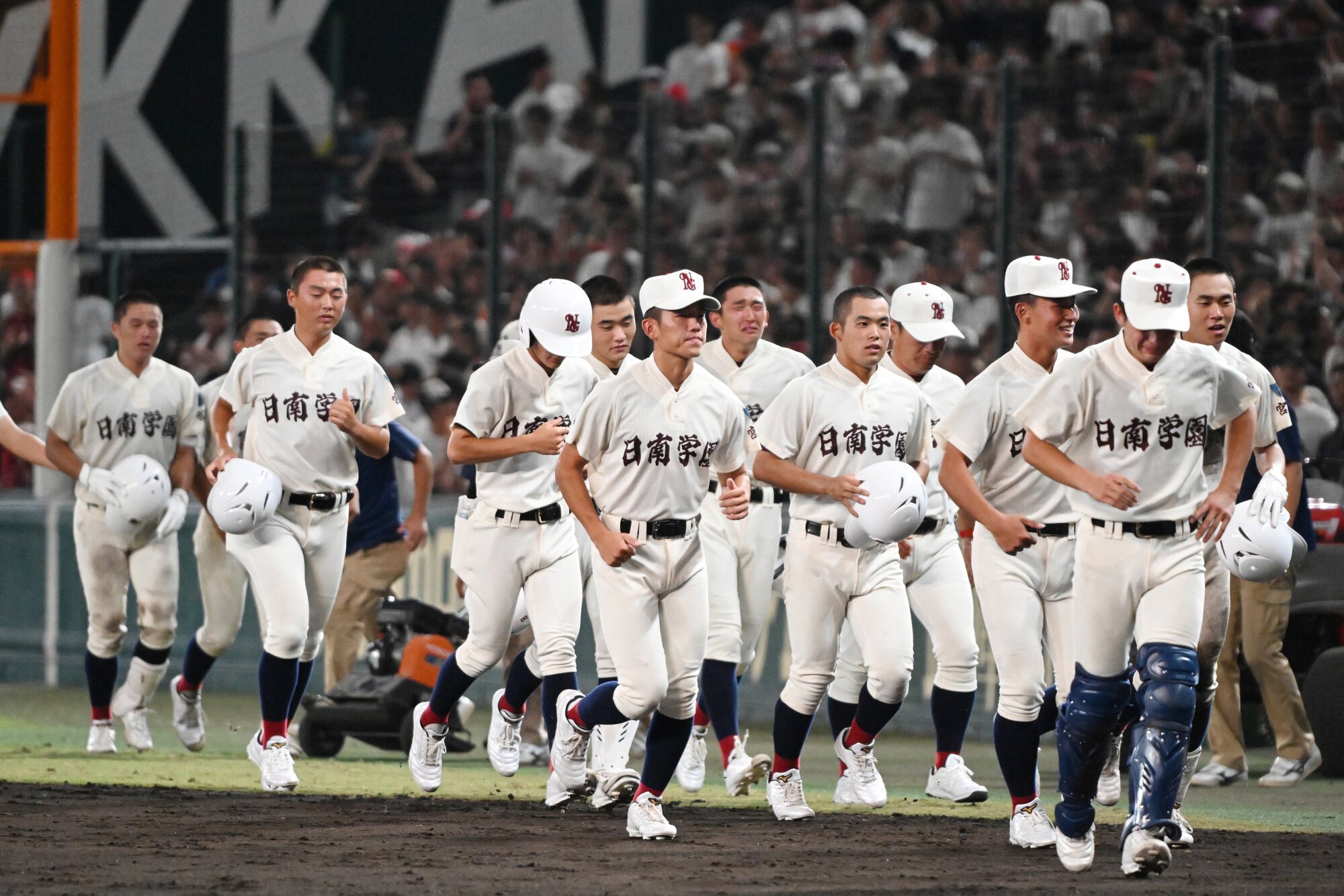横浜―日南学園　試合後、応援スタンドにあいさつし、ベンチに戻る日南学園の選手たち＝滝沢美穂子撮影