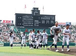 天理対三重　天理に敗れ涙を流し引き揚げる三重ナイン(金本相有撮影･白石智彦)